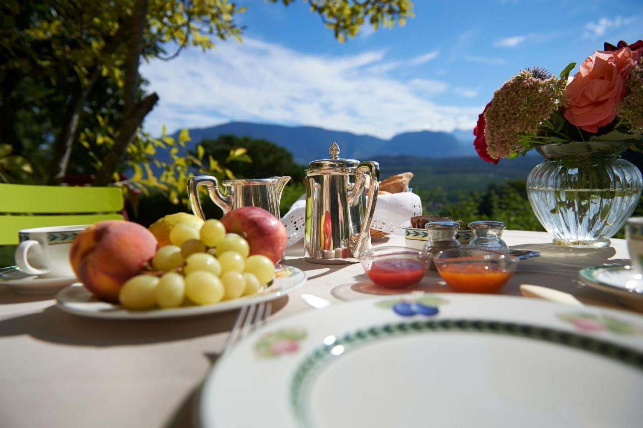 Schloss Englar Eppan an der Weinstraße Buitenkant foto